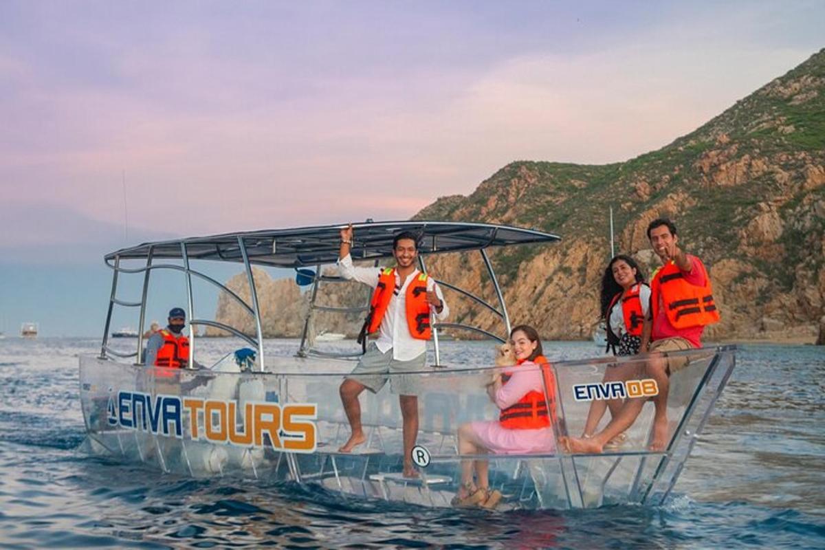un grupo de personas en un barco en el agua