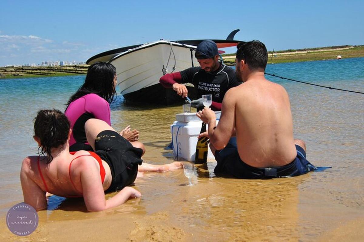 một nhóm người đang ngồi dưới nước trên bãi biển