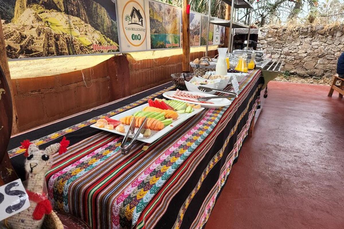 một bàn tiệc buffet với những đĩa thức ăn trên đó