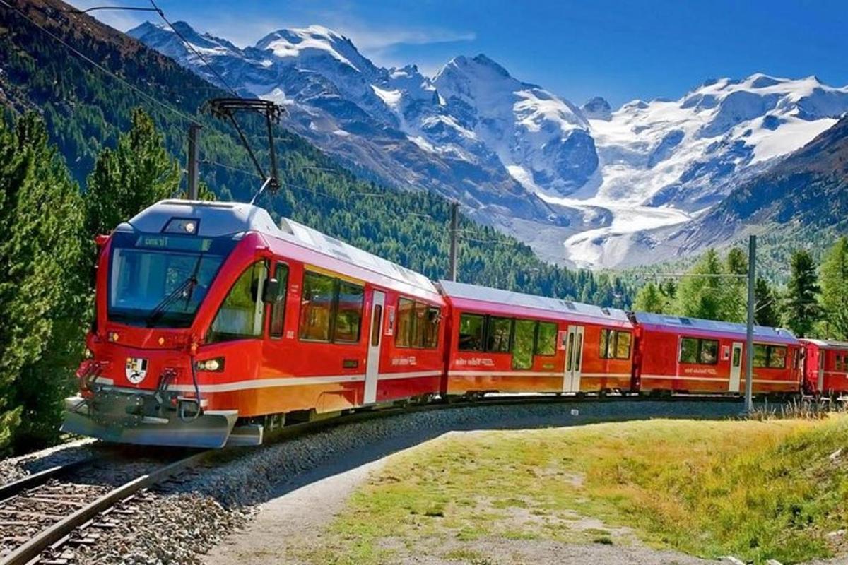 Un tren rojo en las vías de las montañas