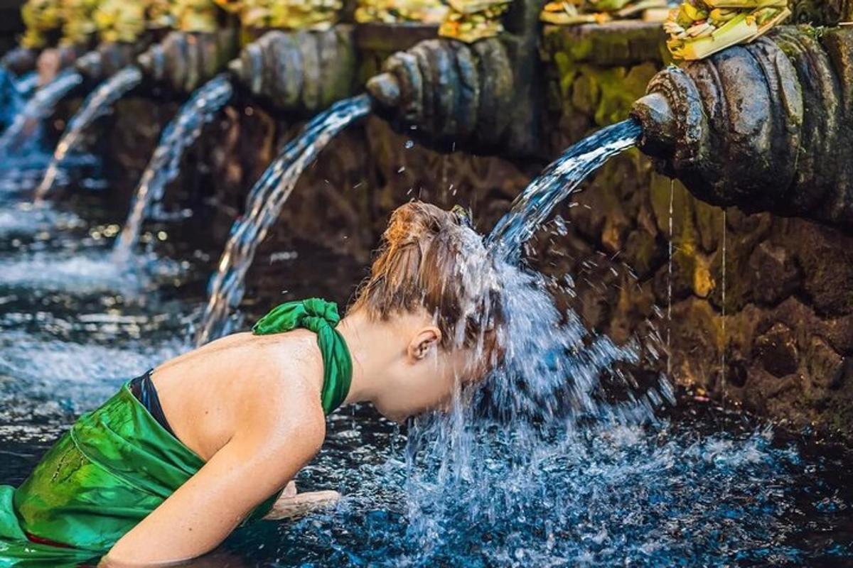 een jong meisje liggend in het water van een fontein