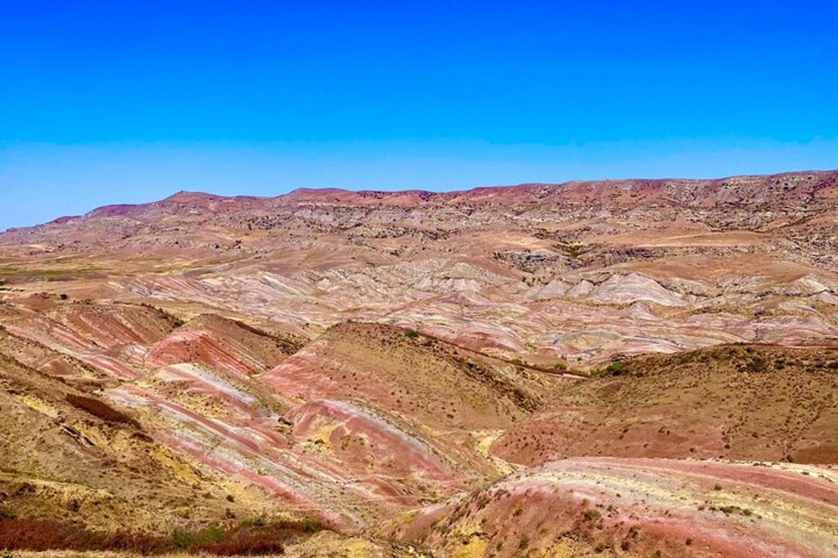 een uitzicht op een woestijnberg met een blauwe lucht