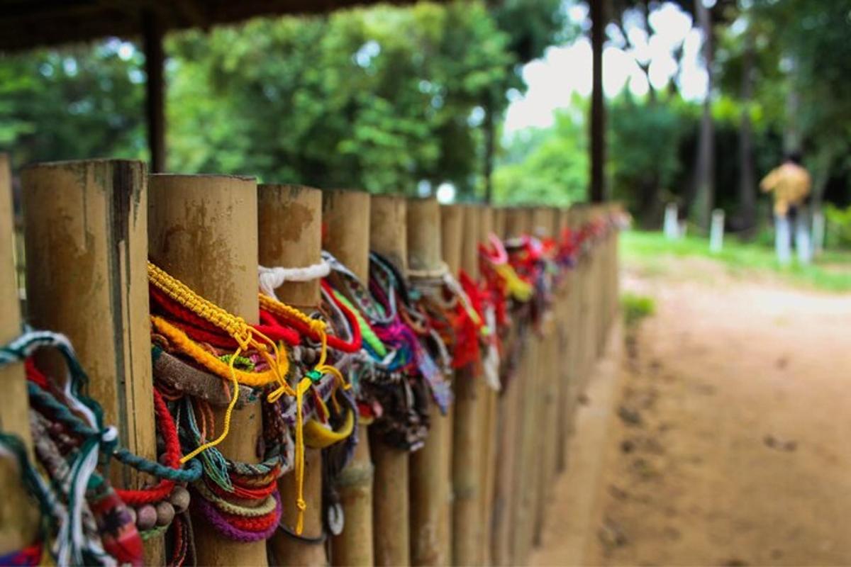una recinzione di legno con corde colorate