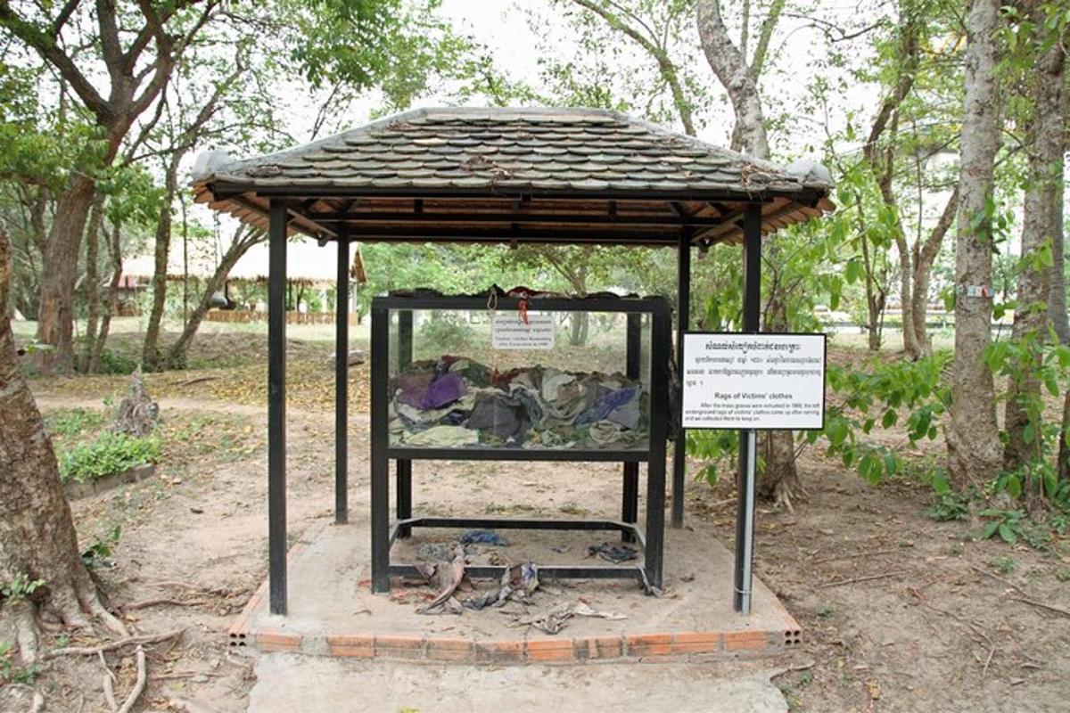 un gazebo con un cartello davanti