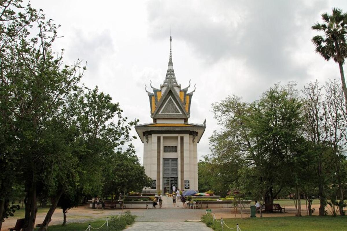 una torre dell'orologio in un parco con alberi di fronte