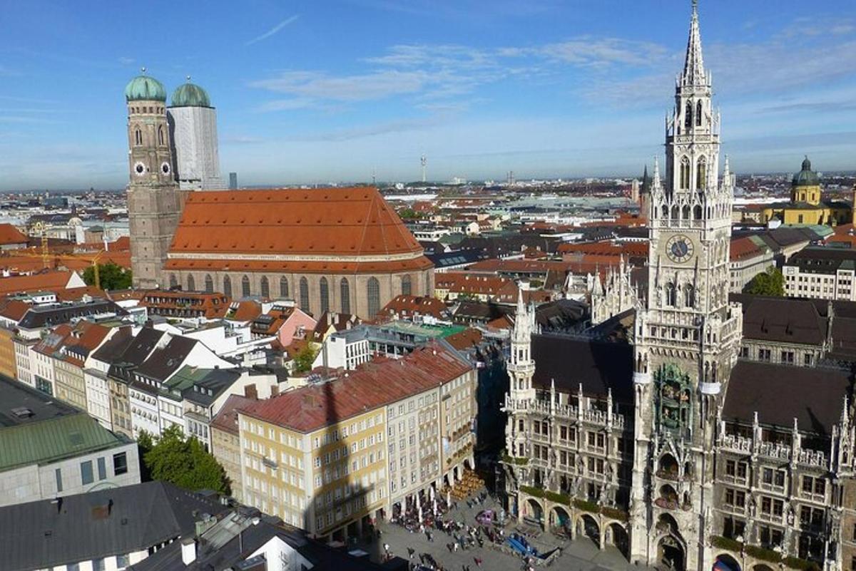 una vista aerea di una città con una torre dell'orologio