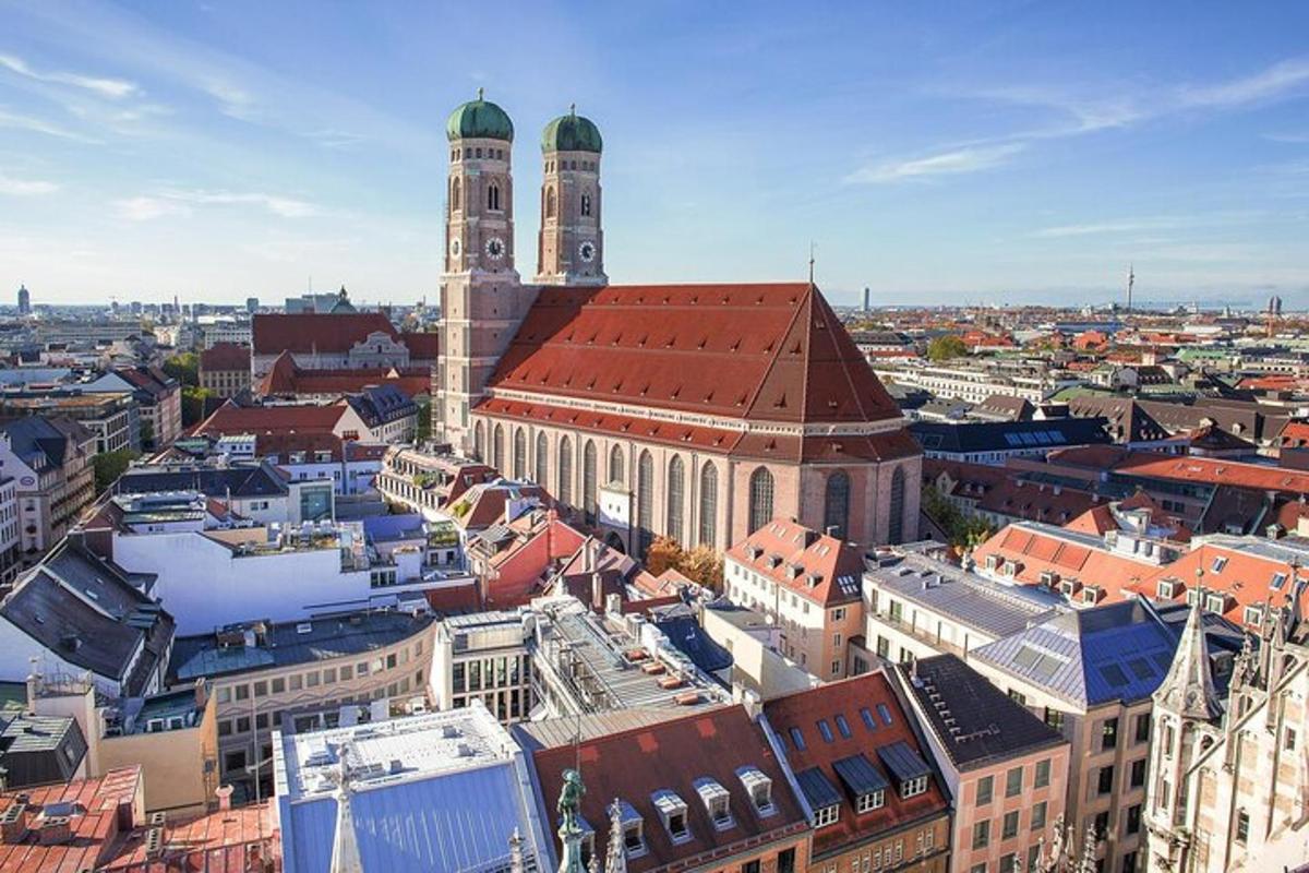 una vista aerea di una città con una torre dell'orologio