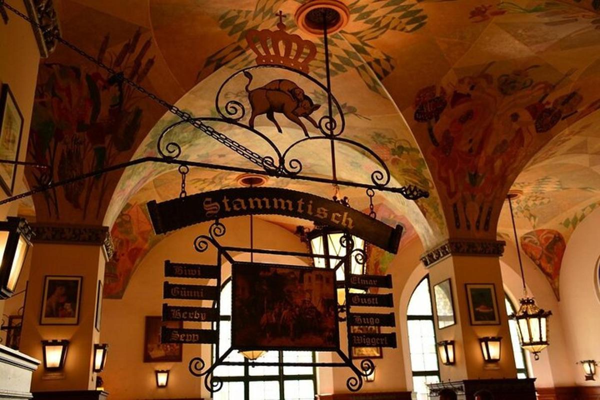 un lampadario in una chiesa con un dipinto sul soffitto