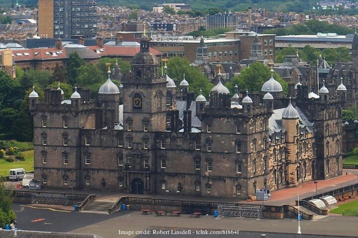 un vecchio edificio con una torre dell'orologio in una città