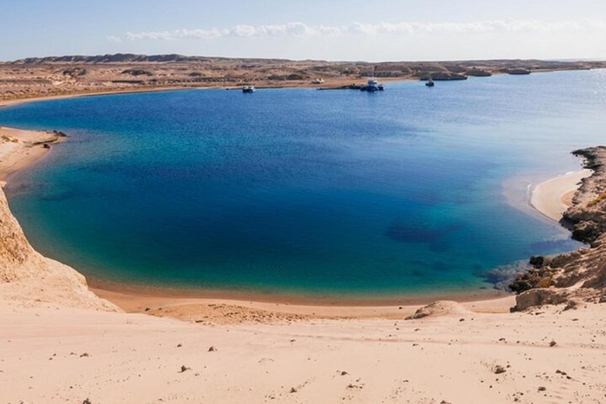 بركة كبيرة من الماء في وسط الشاطئ