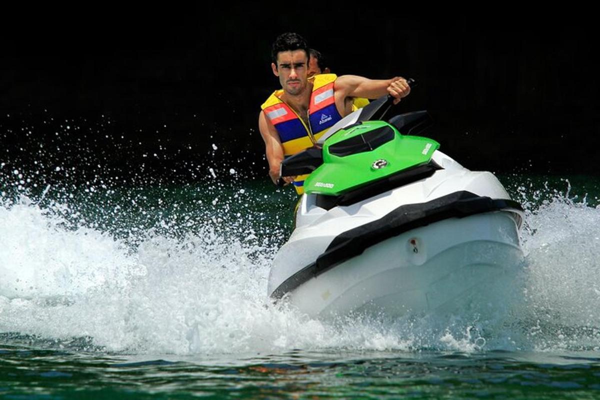 seorang lelaki menaiki jet ski di dalam air