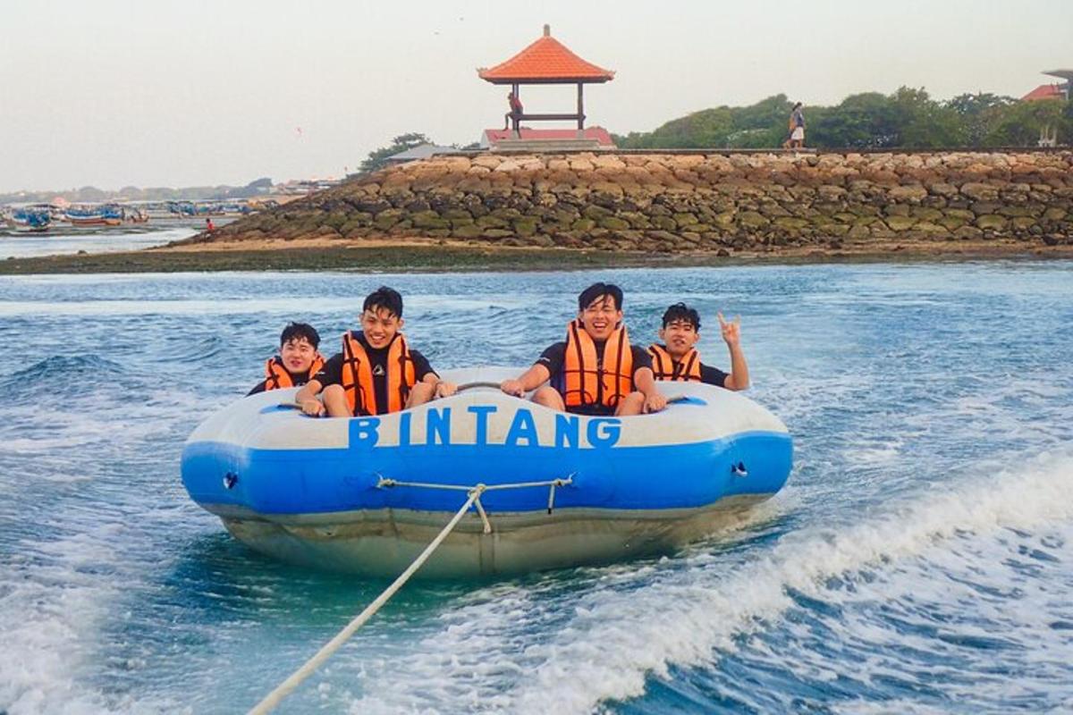eine Gruppe von Kindern, die auf einem Floß im Wasser reiten
