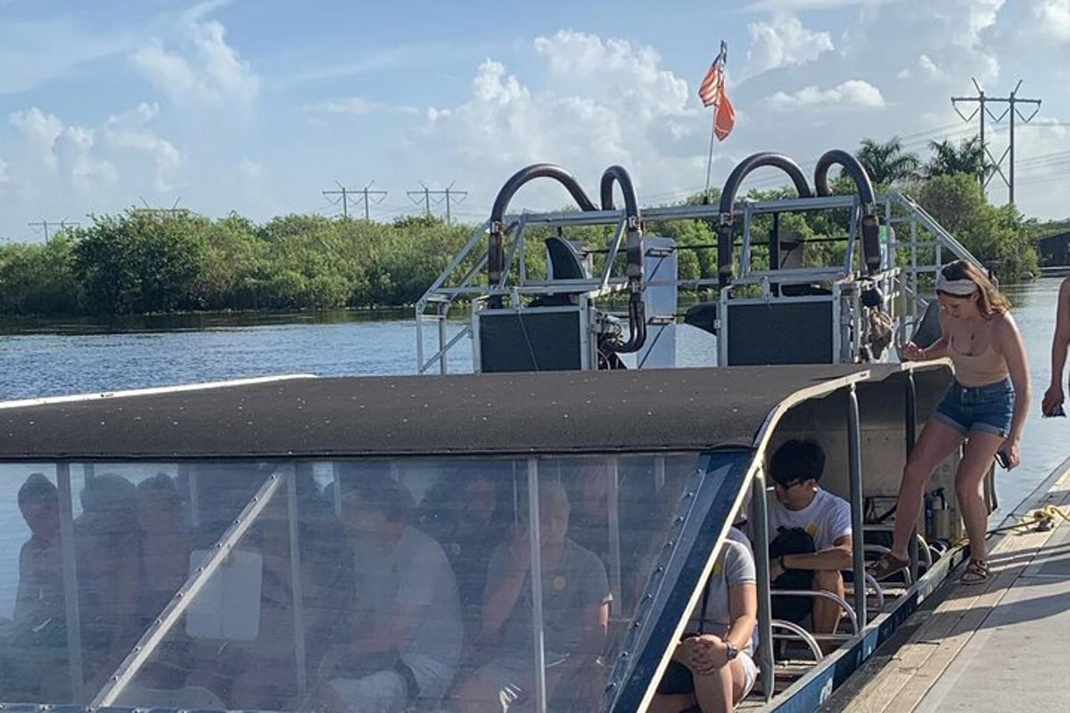 eine Gruppe von Menschen auf einem Boot auf einem Fluss