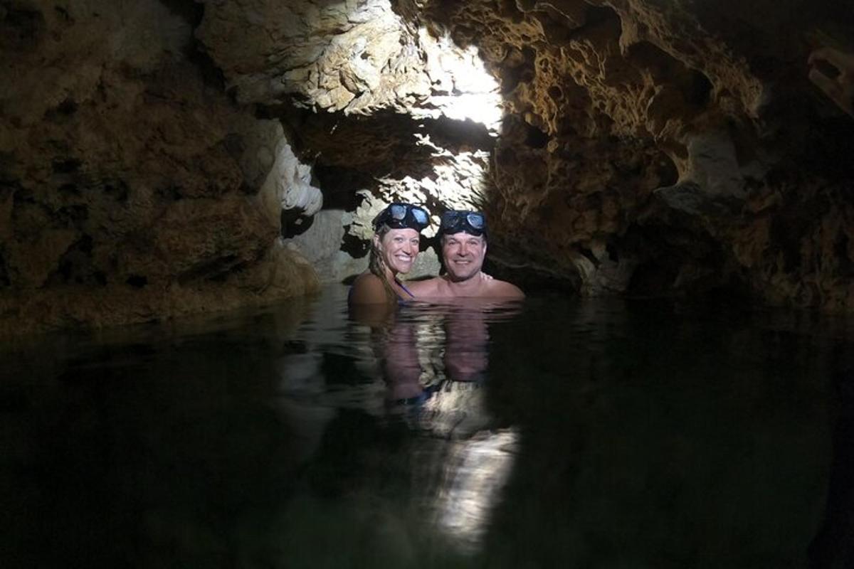 muž a žena ve vodě v jeskyni