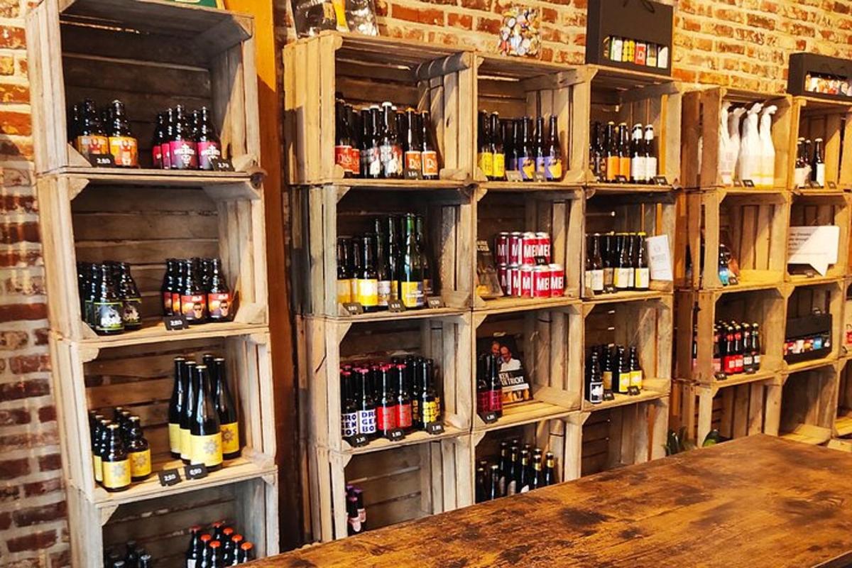una habitació amb un munt d'ampolles d'alcohol