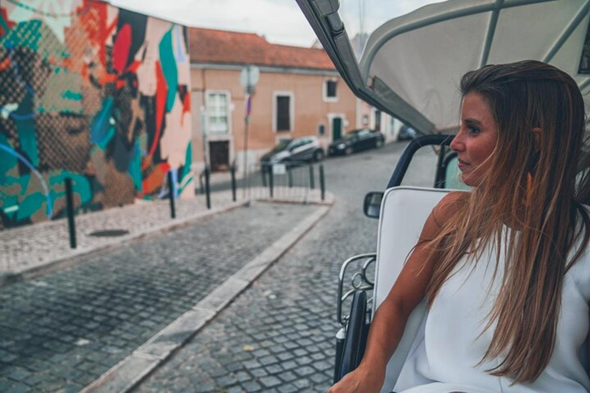 una donna seduta su un autobus che guarda un murale