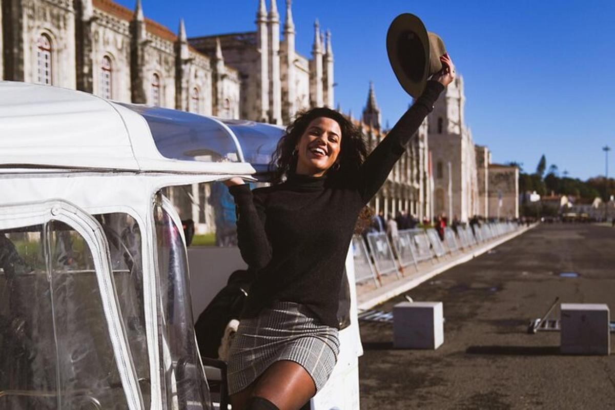 una donna è seduta sul cofano di un'auto