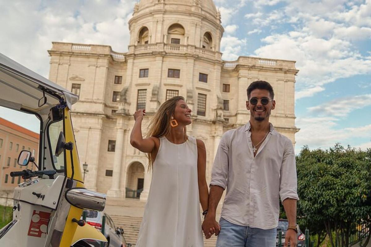 un uomo e una donna in piedi davanti a un edificio