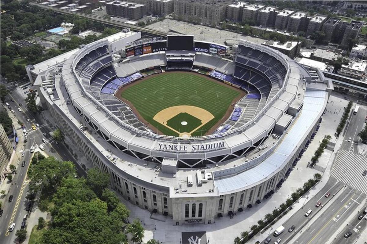 prázdný stadion s baseballovým hřištěm uvnitř