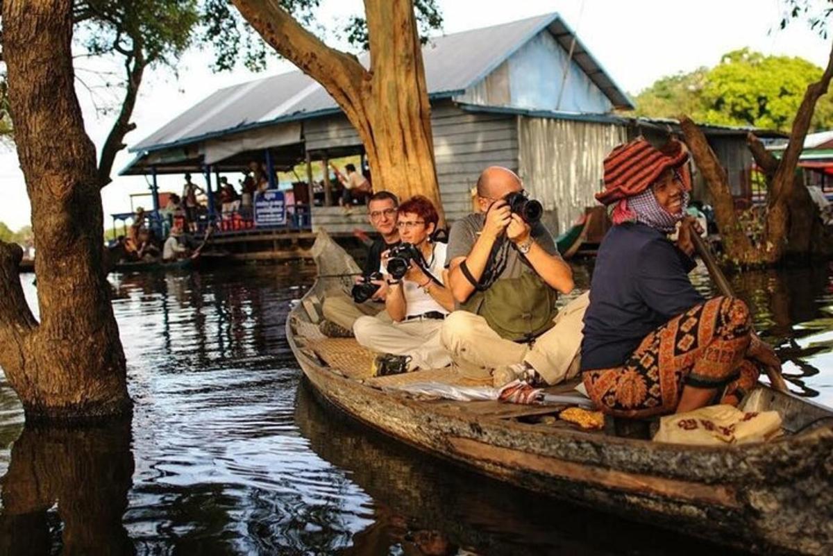 un gruppo di persone su una barca sull'acqua