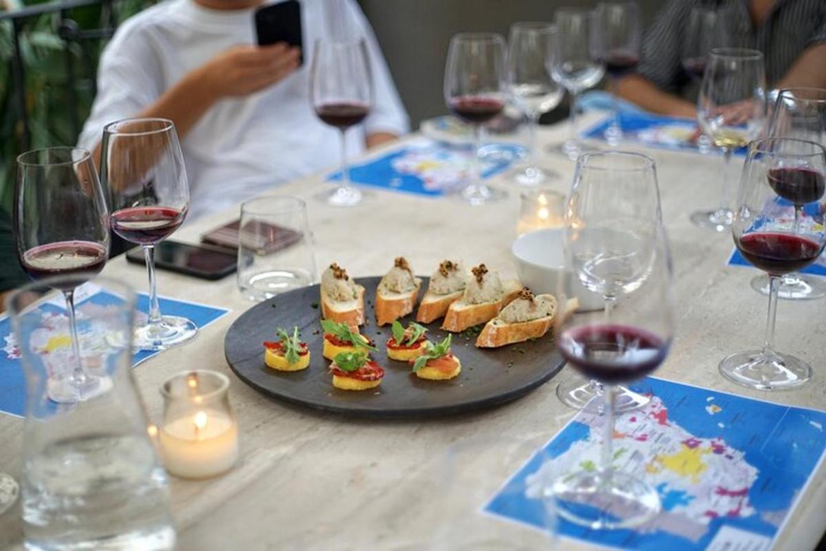 un tavolo con bicchieri di vino e un piatto di cibo