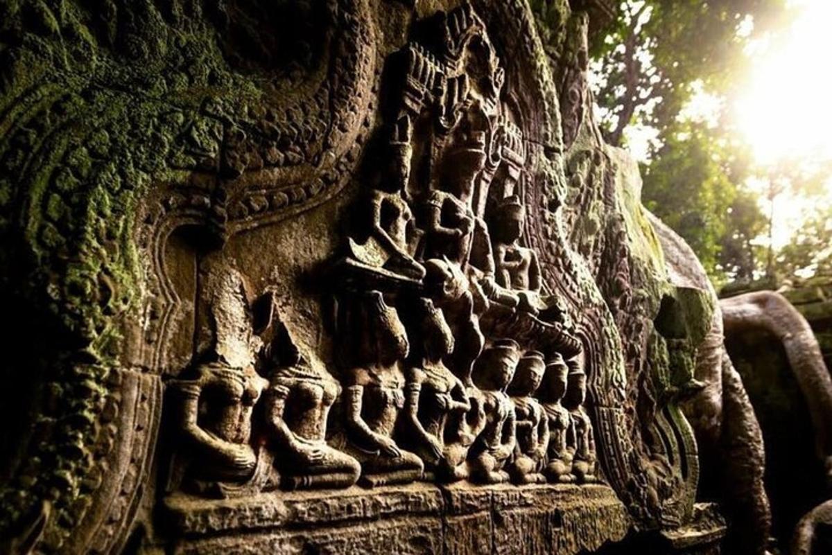 dinding batu dengan sekumpulan patung di atasnya