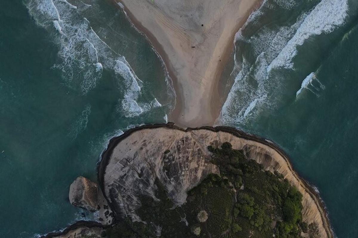 zračni pogled na plažo in ocean