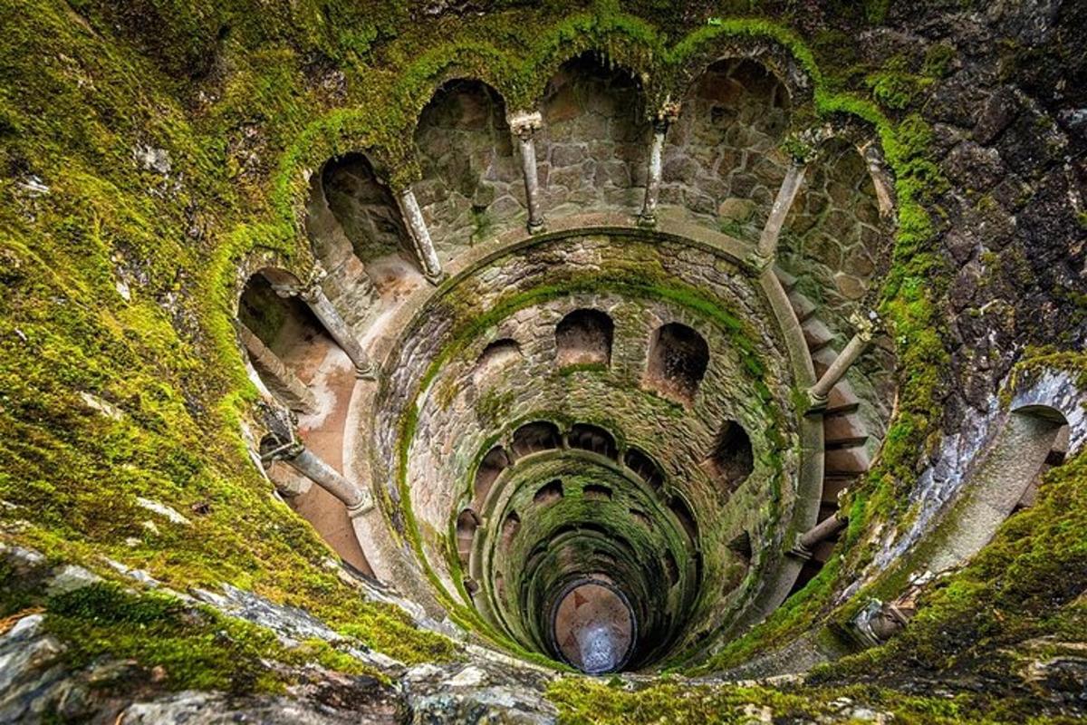 vana tunnel samblaga mäeküljel