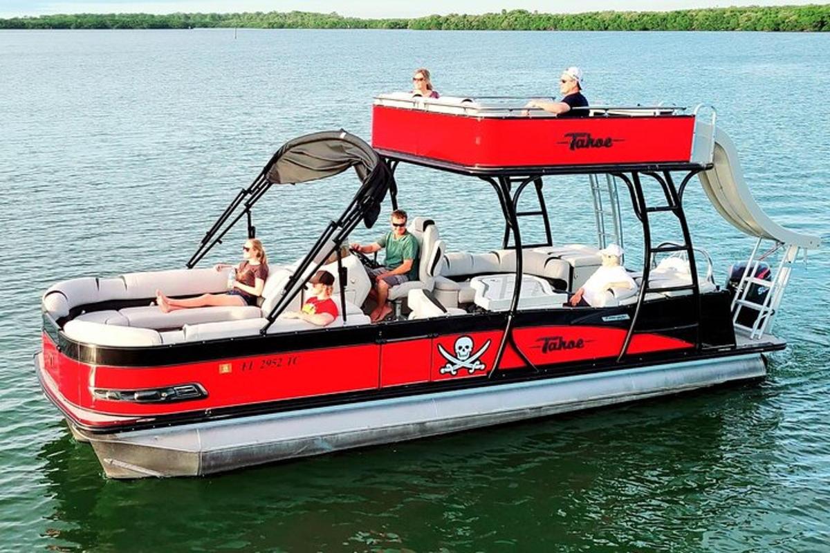 um grupo de pessoas em um barco vermelho na água
