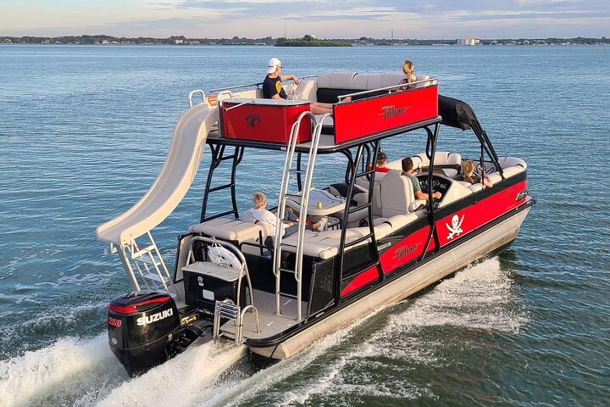 um grupo de pessoas em um barco flutuante na água