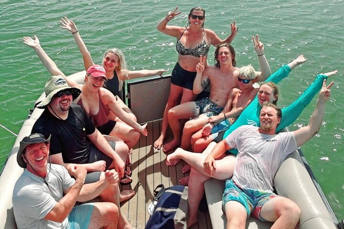 um grupo de pessoas em um barco na água