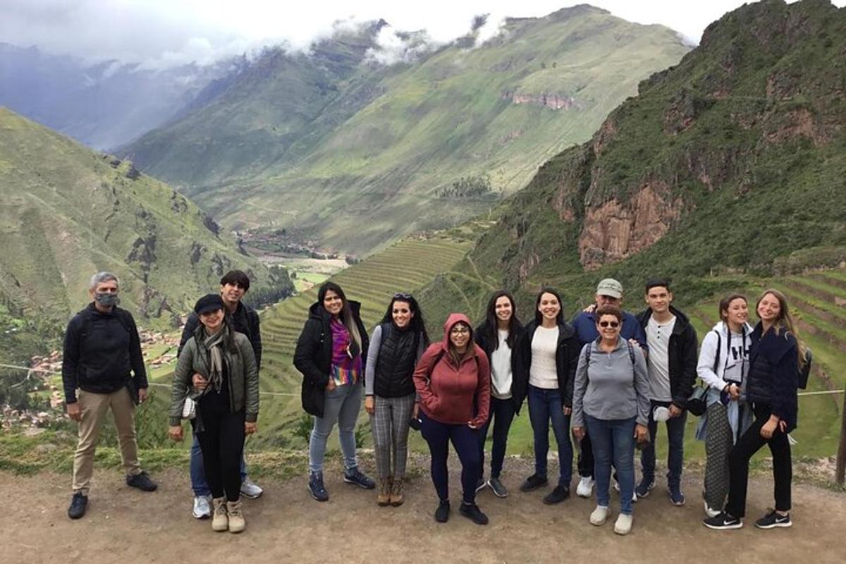 Un grupo de personas de pie frente a un valle.