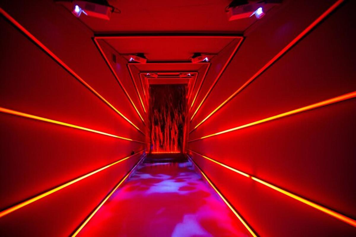 červený tunel se světly ve stropě