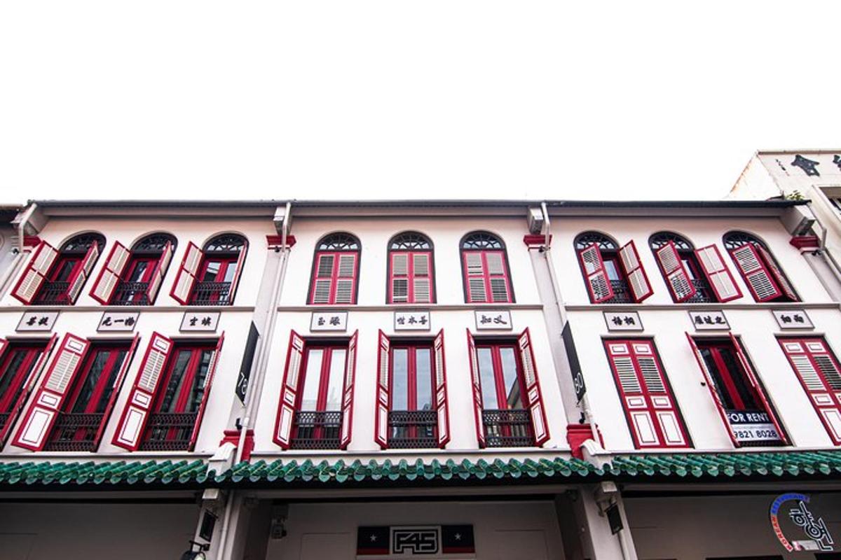 um grande edifício branco com janelas vermelhas