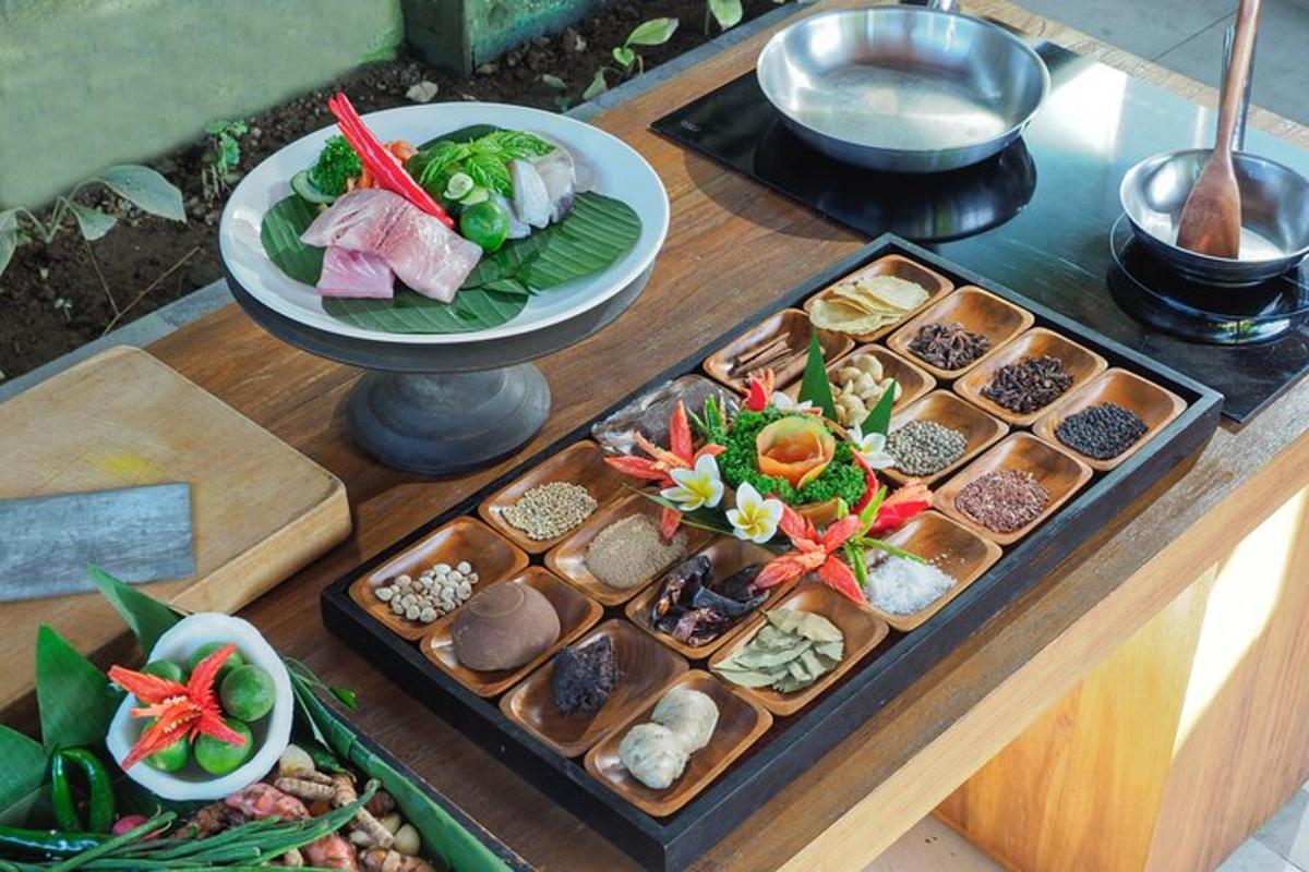 桌子上放着一盘食物和一盘食物