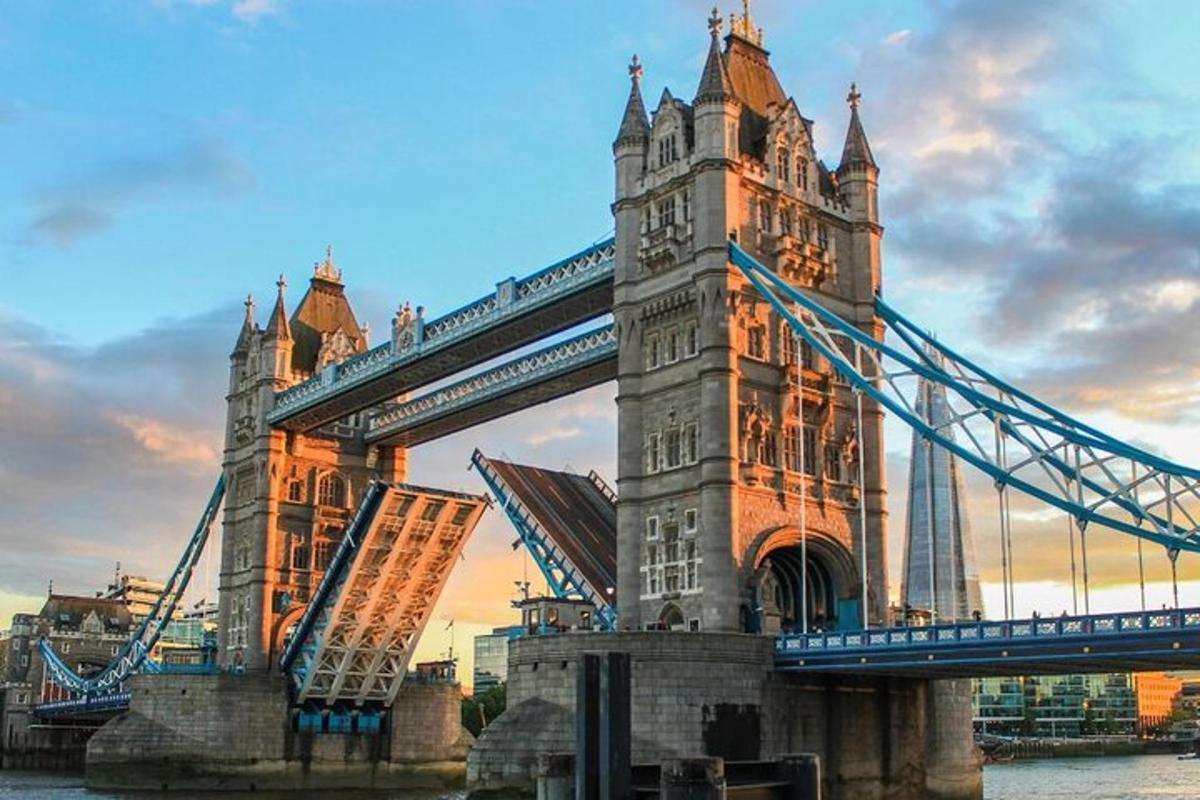 un ponte sospeso a Londra con la città sullo sfondo