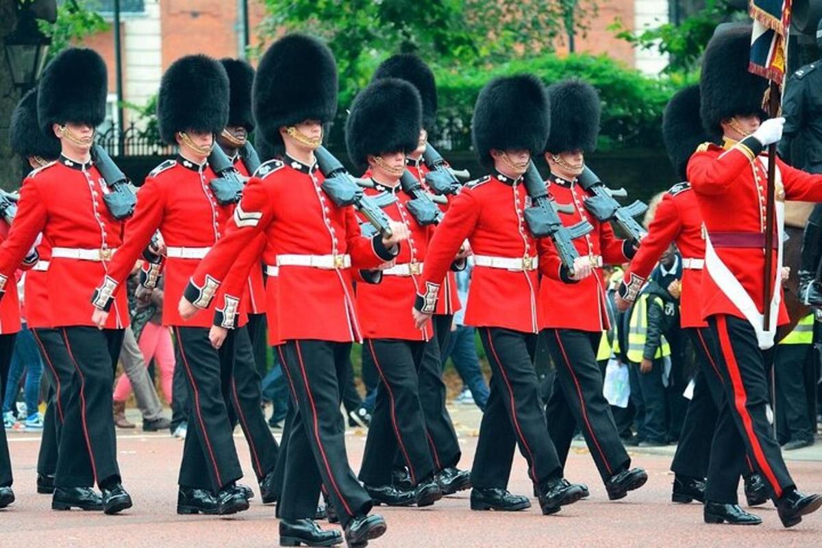 un gruppo di soldati in uniforme rossa che camminano per strada