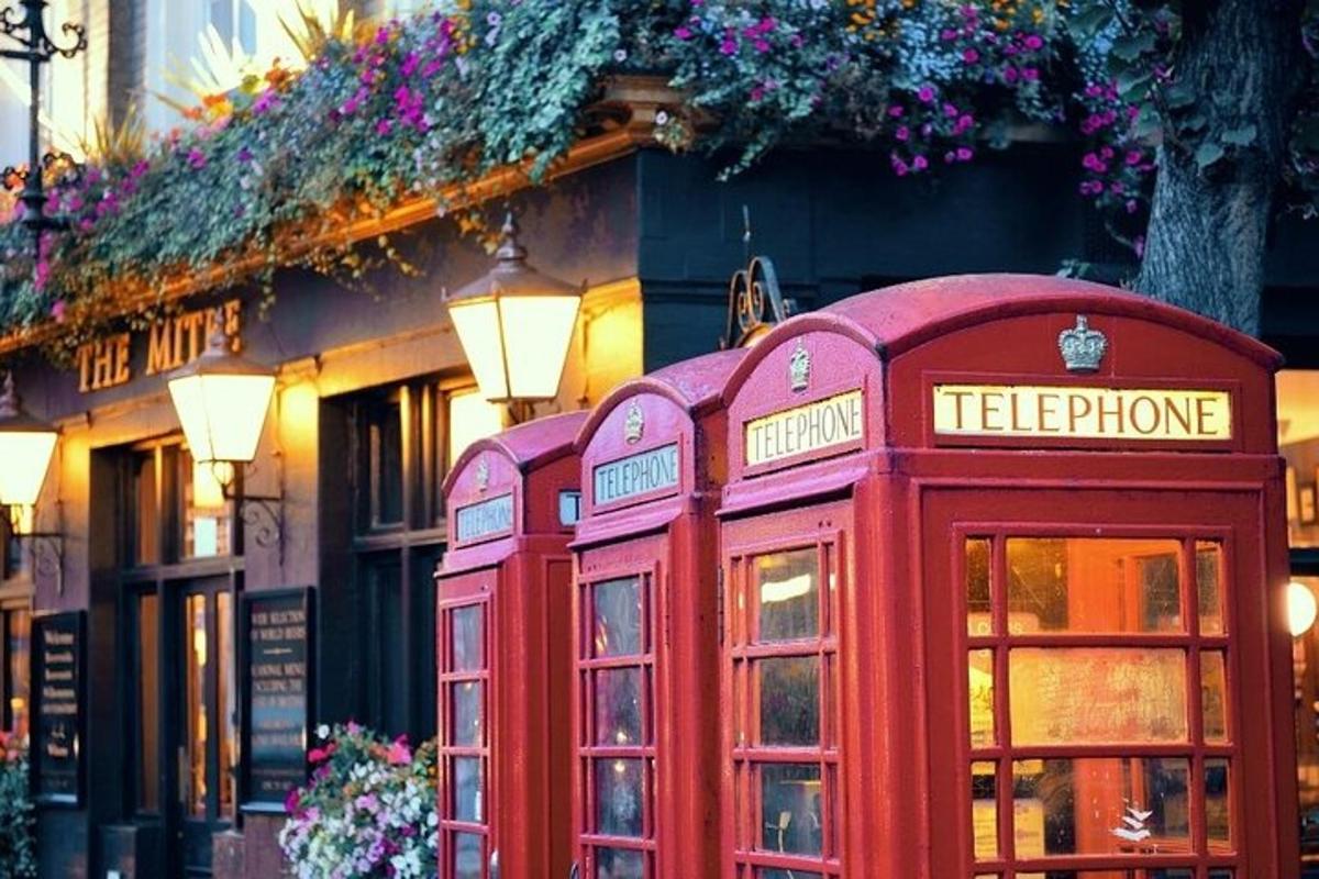 due cabine telefoniche rosse di fronte a un edificio