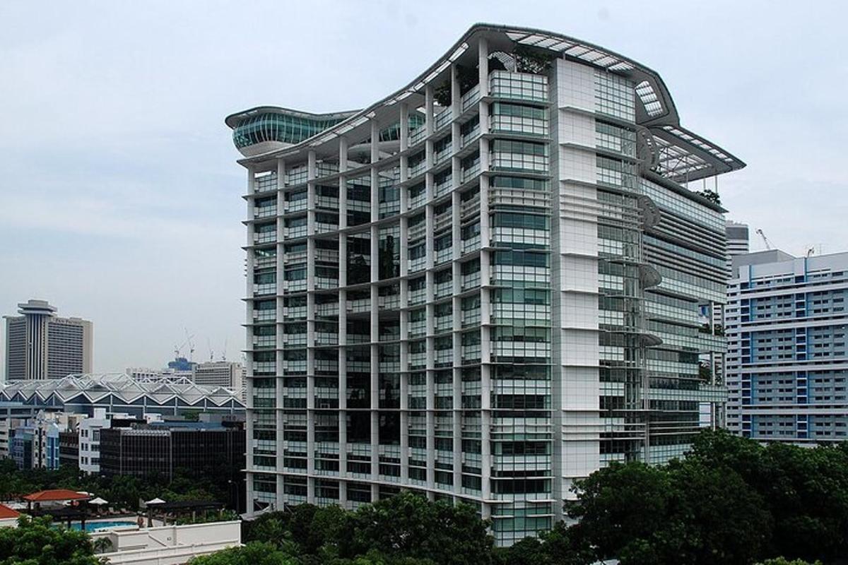 um edifício alto com uma curva no topo