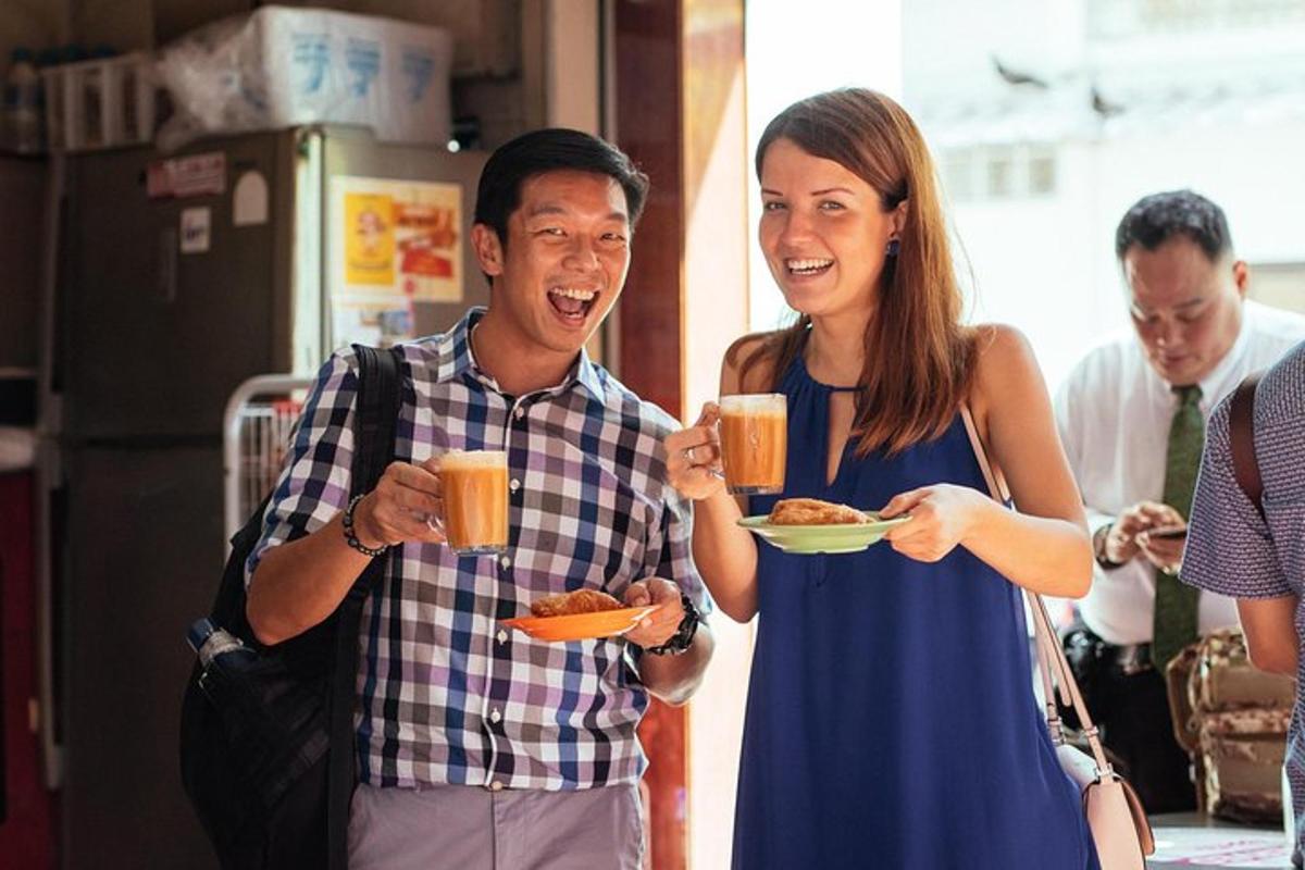 一男一女正在吃饭、喝咖啡