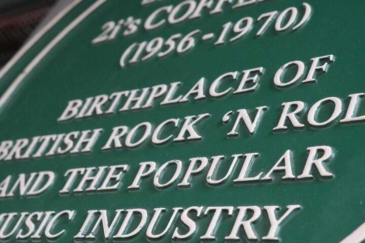 một tấm biển ghi nơi sinh của nhạc rock roll Anh và Potomac