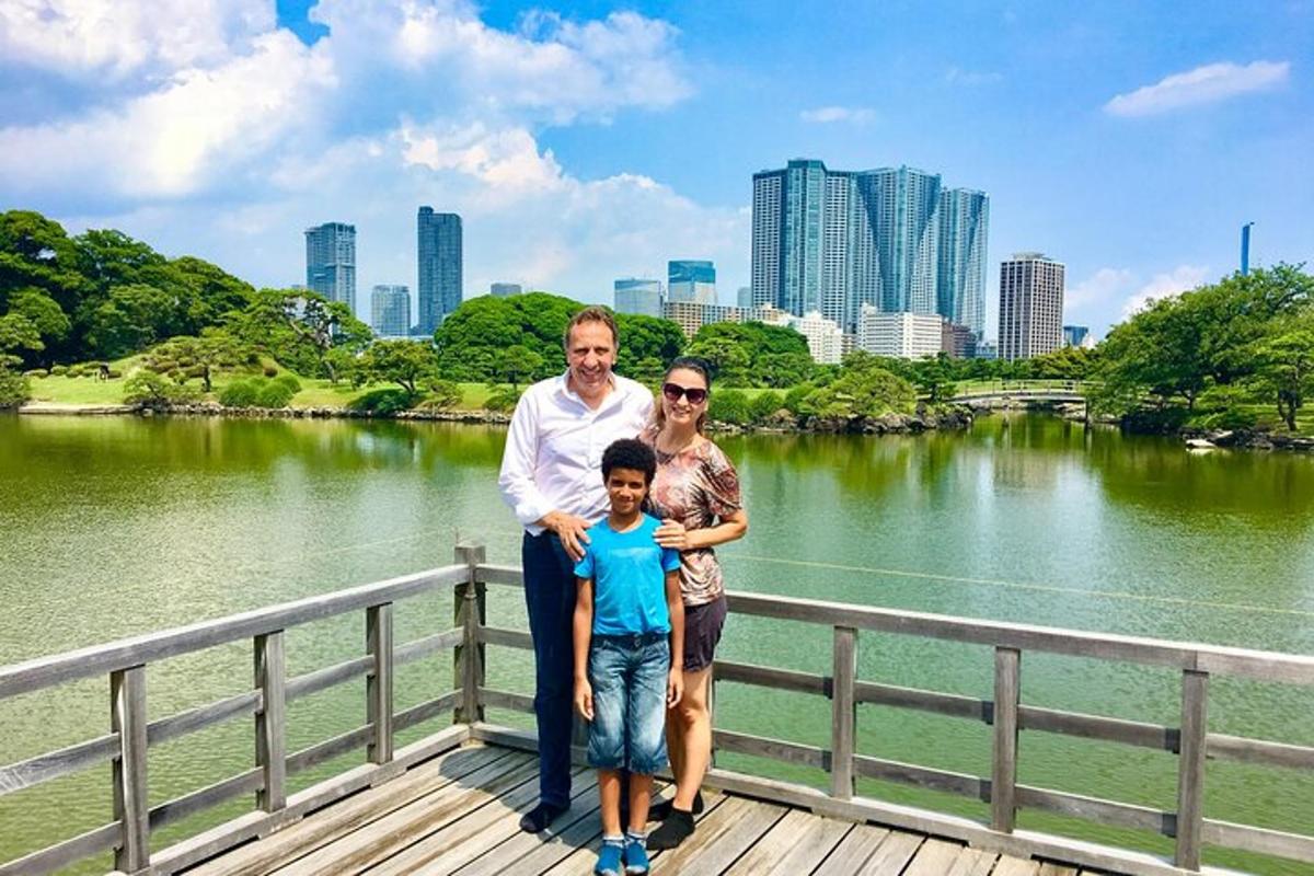 Un hombre, una mujer y un niño de pie en un puente de madera.