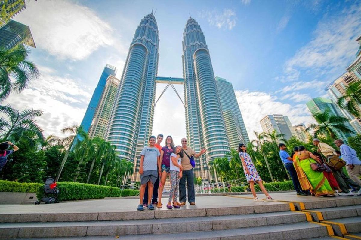 Skupina lidí stojících před Petronas Towers