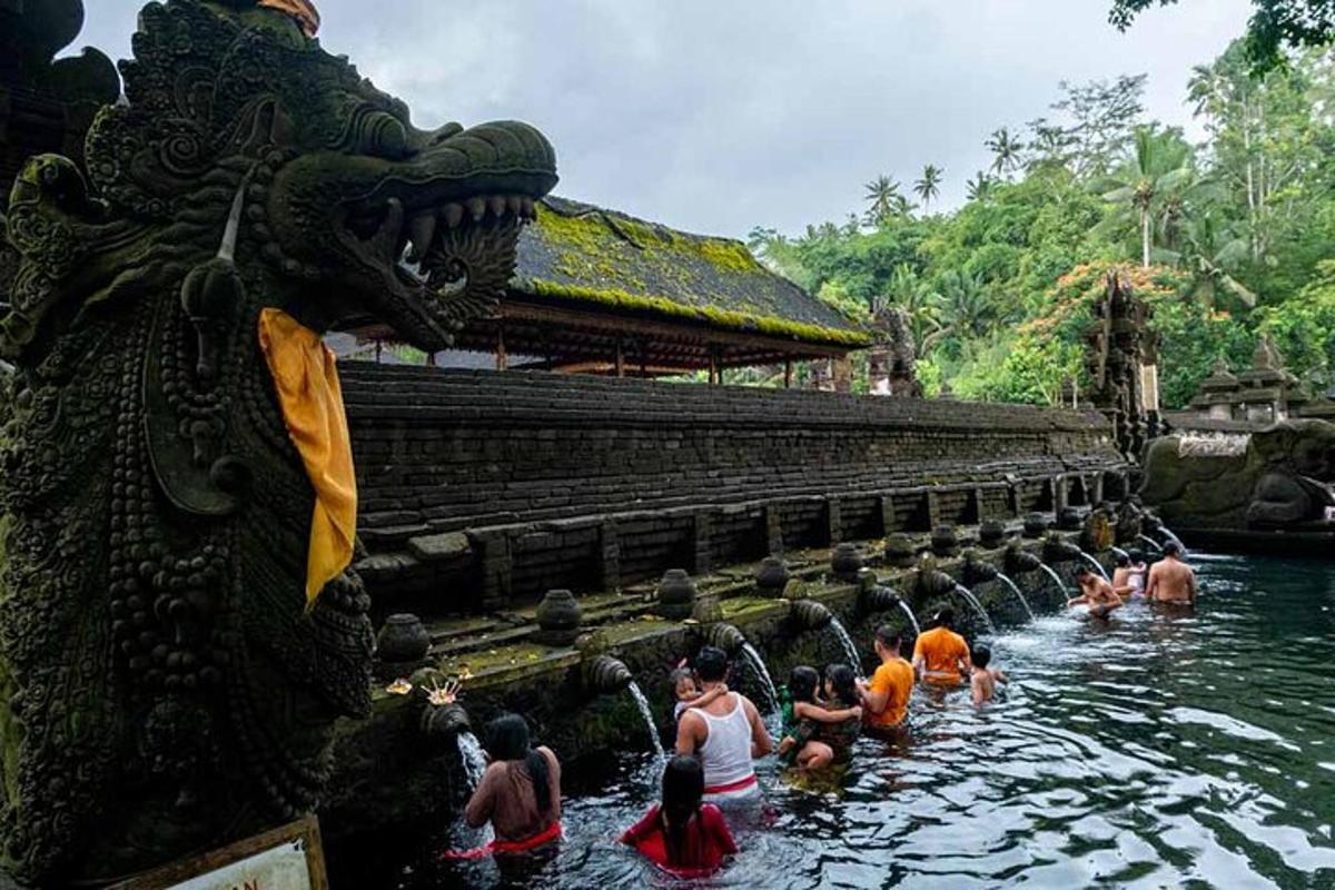 un grup de persones a l'aigua d'un temple