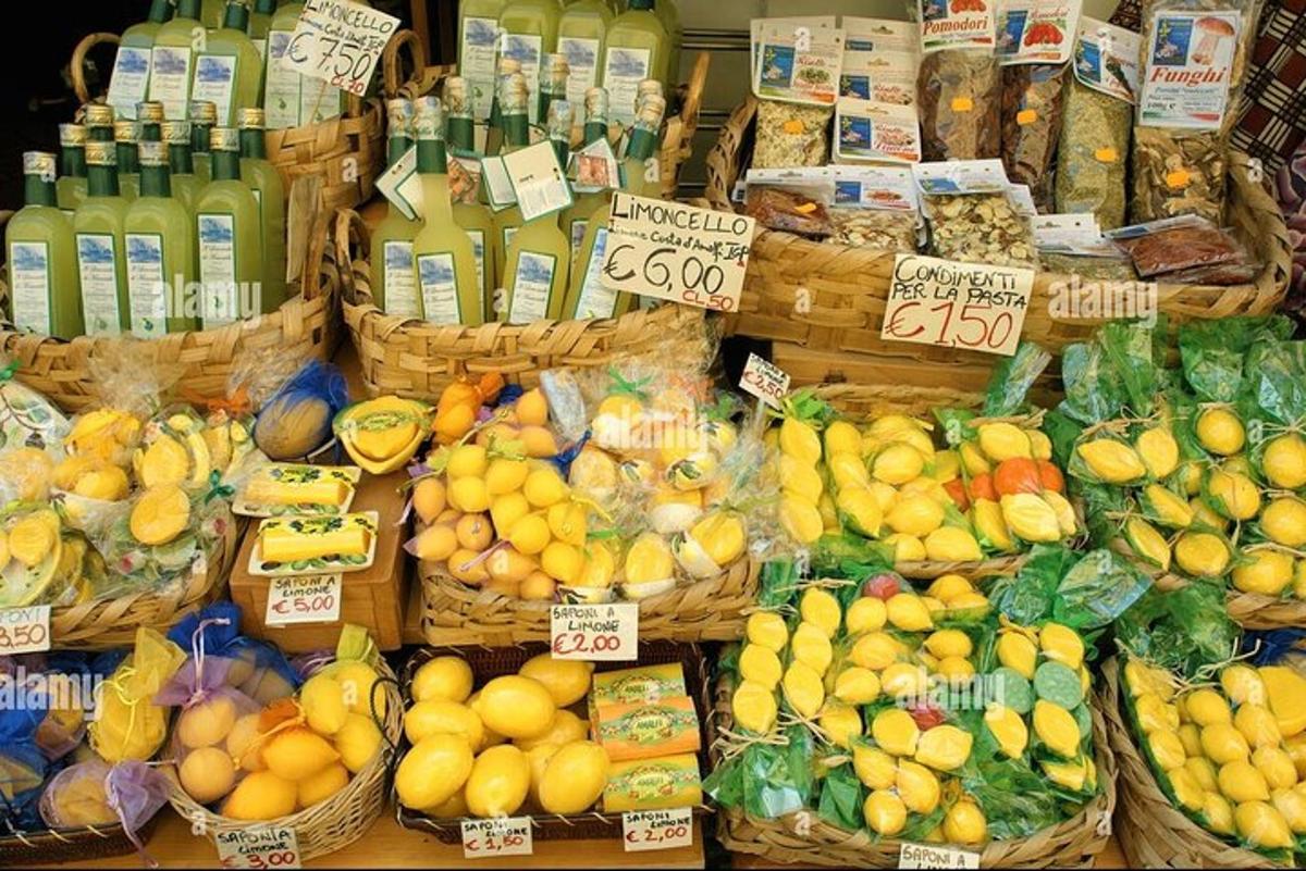 Una exhibición de frutas y verduras en cestas.