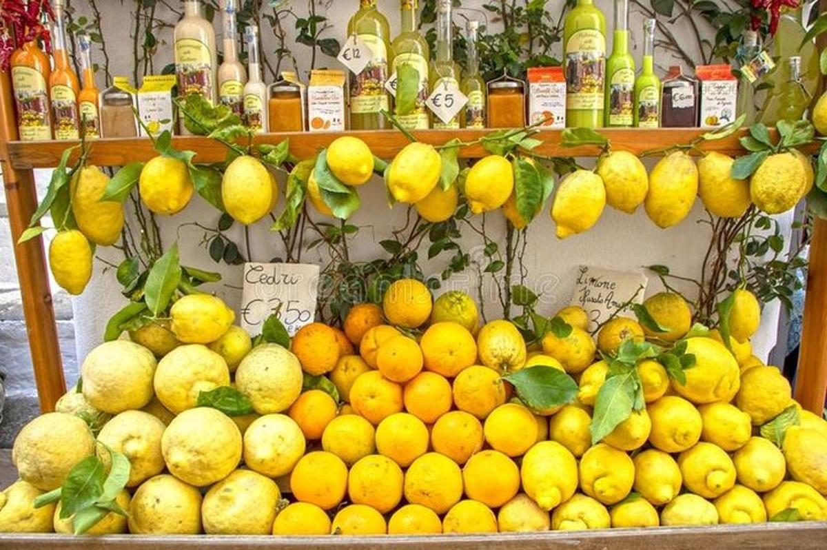 isang pagpapakita ng mga limon at iba pang prutas at gulay