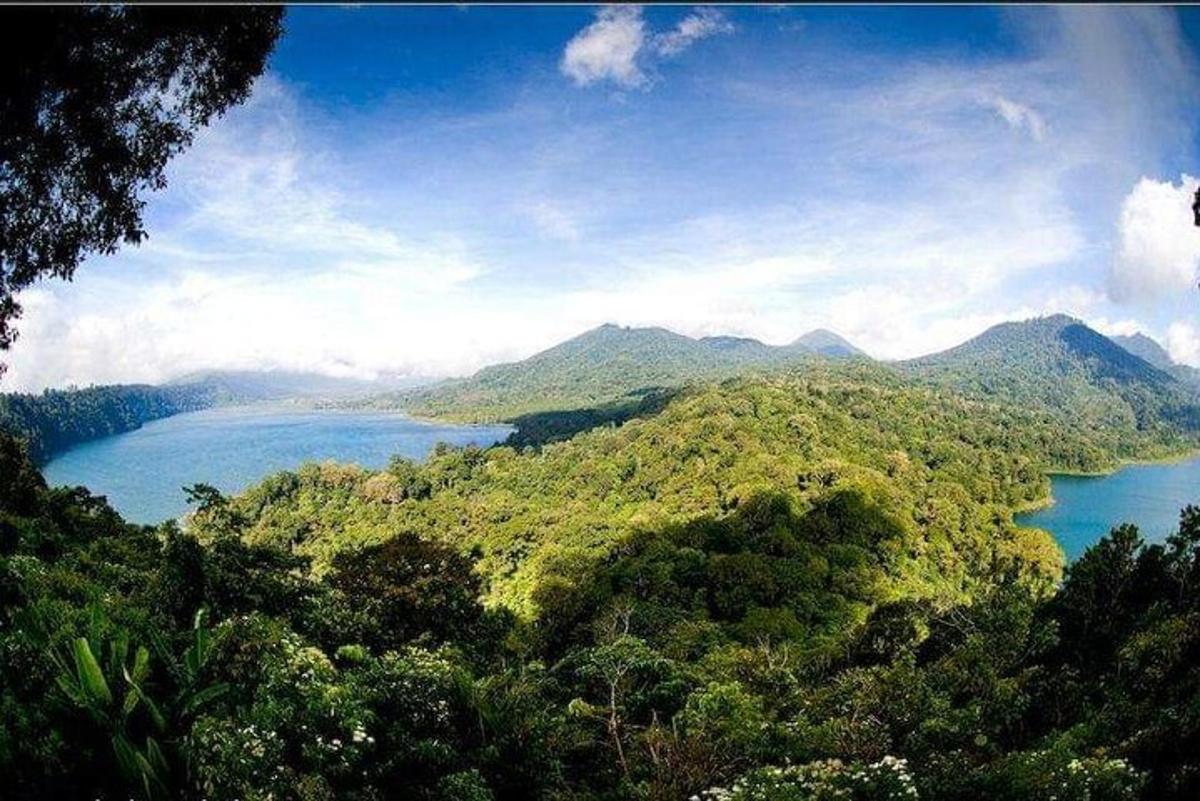 una vista d'un llac al mig d'una muntanya