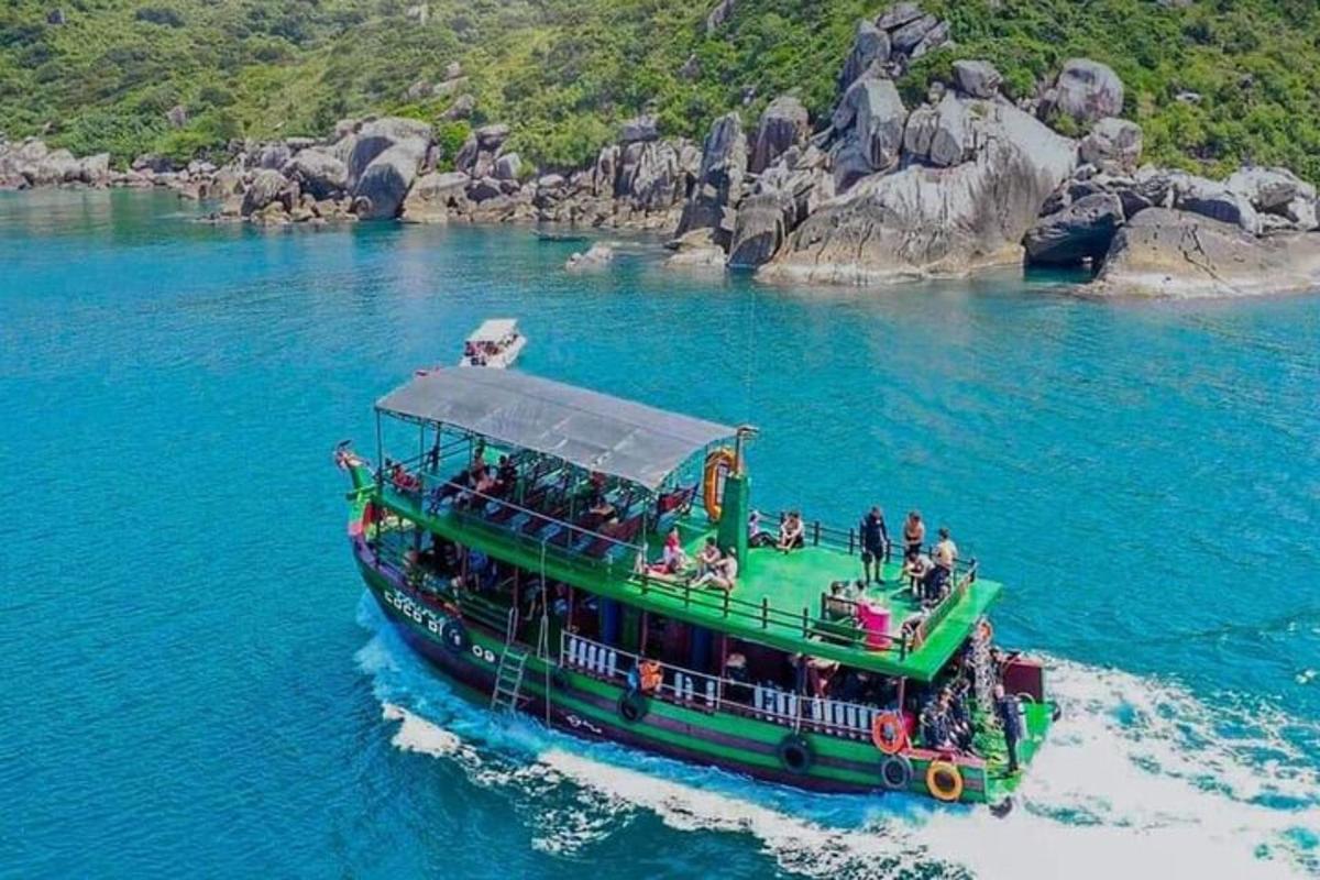 um barco verde em um corpo d'água