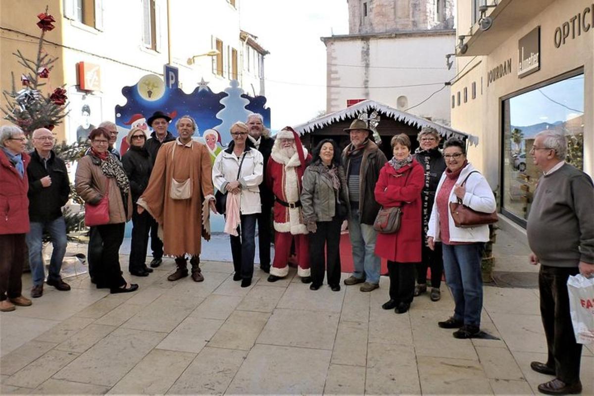 un grup de oameni care stau pe o stradă