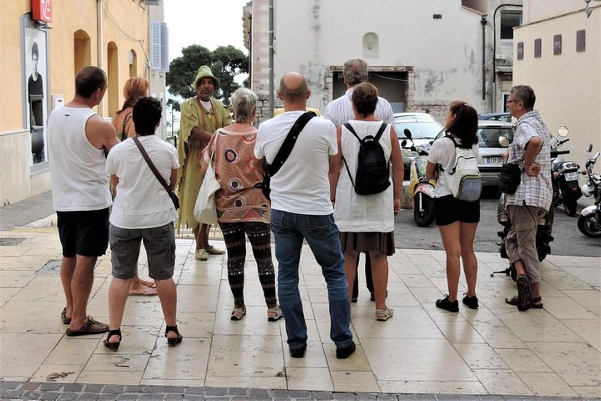 skupina lidí stojících na městské ulici
